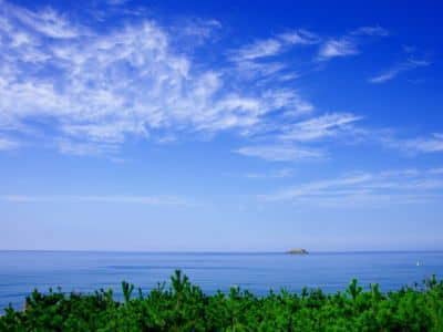 鳥取の海と鯨岩
