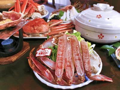 タグ付松葉ガニの鍋物と松葉ガニ料理
